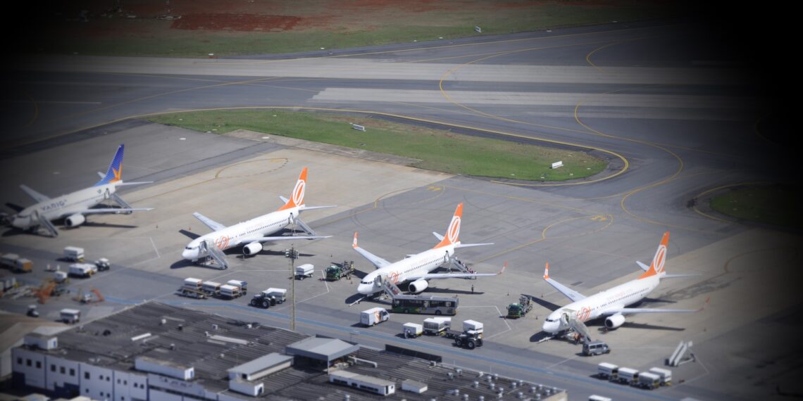Vista aérea do Aeroporto Internacional de Brasília - Juscelino Kubitschek.