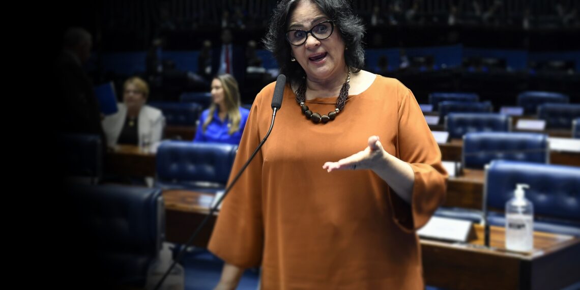 Plenário do Senado Federal durante sessão deliberativa extraordinária. Na ordem do dia, projeto de lei que cria um símbolo de identificação para as pessoas com deficiências ocultas. O PL 5.486/2020 estabelece o cordão de fita com desenho de girassóis, que já é reconhecido oficialmente para essa finalidade em algumas comunidades nacionais e internacionais. Ainda na pauta, dois projetos de decretos legislativos (PDLs) ratificando tratados internacionais assinados pelo Brasil. Em pronunciamento, à bancada, senadora Damares Alves (Republicanos-DF).