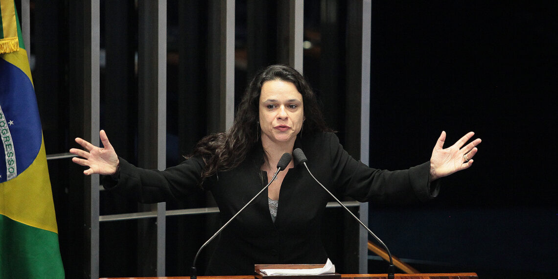 Janaina Paschoal diz que Bolsonaro salvou a democracia