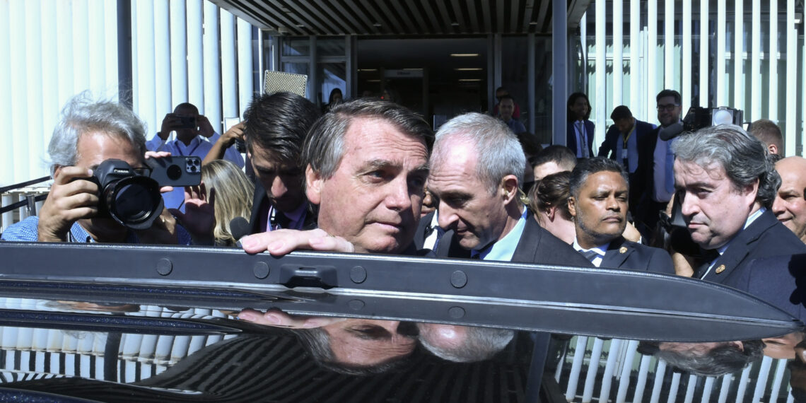 O ex-presidente Jair Bolsonaro (PL) concede entrevista e posa para fotografia ao sair do Senado Federal. O ex-presidente participou de uma reunião no gabinete do seu filho Flávio Bolsonaro (PL-RJ).