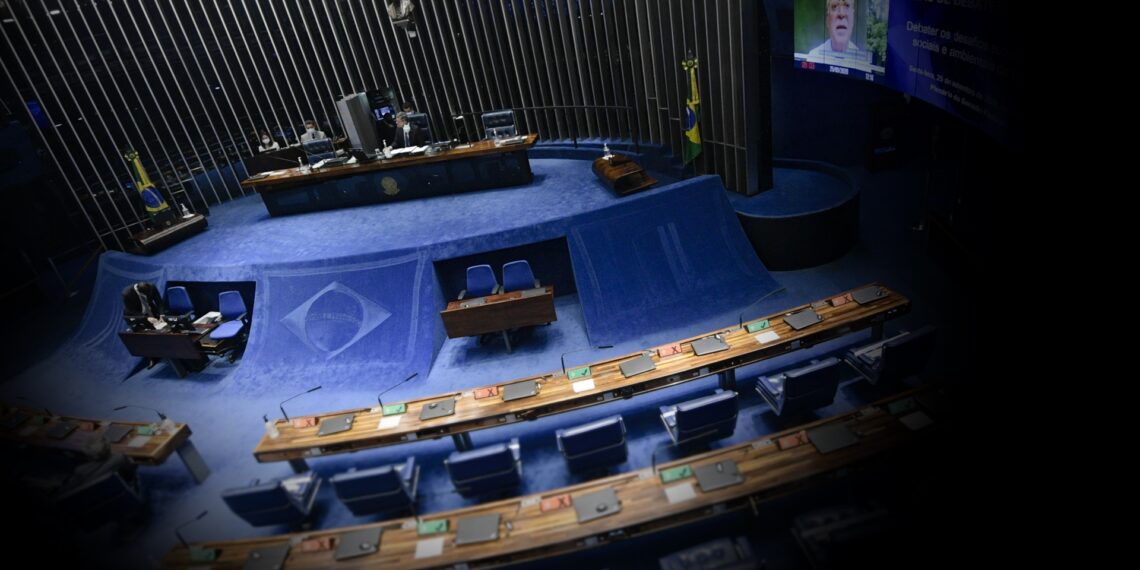 Plenário do Senado Federal durante sessão semipresencial de debates temáticos para tratar sobre os desafios econômicos, sociais e ambientais do Brasil para o período pós-pandemia. Professor do Instituto de Economia da Universidade Estadual de Campinas (Unicamp), Eduardo Fagnani, em pronunciamento via videoconferência. À mesa, requerente desta sessão de debates temáticos, senador Rogério Carvalho (PT-SE), preside sessão. Foto: Pedro França/Agência Senado