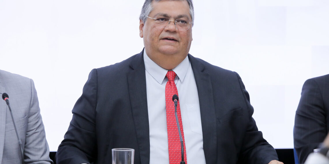 Flávio Dino: inelegibilidade de Bolsonaro vai servir de lição para extremistas