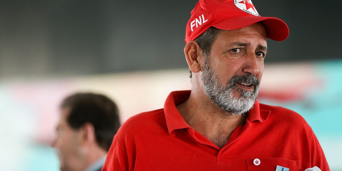 Brasília - O líder da Frente Nacional de Lutas no Campo e Cidade (FNL), José Rainha, fala à imprensa após reunião com o presidente interino Michel Temer, no Planalto