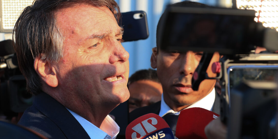 Brasília (DF) 18/05/2023 Ex-presidente, Jair Bolsonaro, na saída do Senado federal após visitar seu filho e senador, Flávio Bolsonaro.