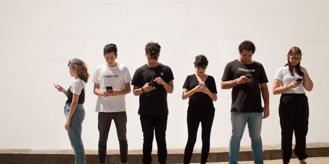 Jovens mexendo no celular; Conexão Política é um dos meios mais populares entre jovens que buscam informação
