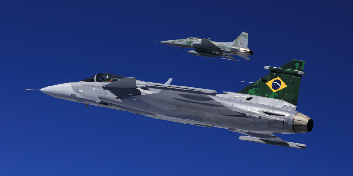 Priemiro voo do F-39 Gripen em território brasileiro.. O voo foi um traslado entre o aeroporto de Navegante/SC (NVT/SBNF) e o aeroporto de Gavião Peixoto (GPX/SBGP), onde fica localizada uma das fábricas da EMBRAER.