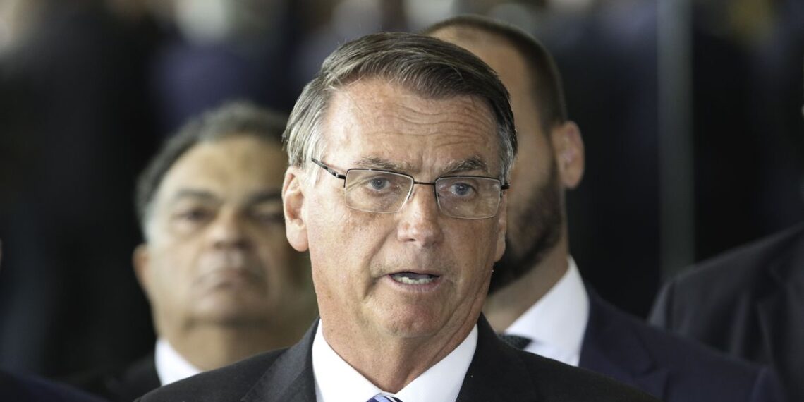 Presidente Jair Bolsonaro, acompanhado de vários ministros, fala com a imprensa no Palácio da Alvorada