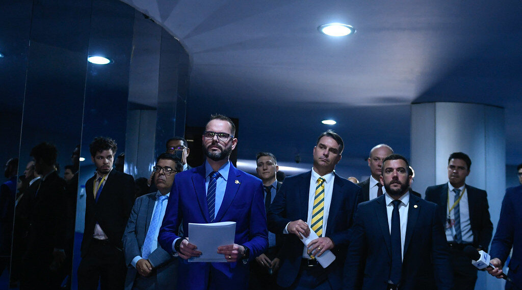 Deputados e senadores protocolam pedido de impeachment contra Barroso