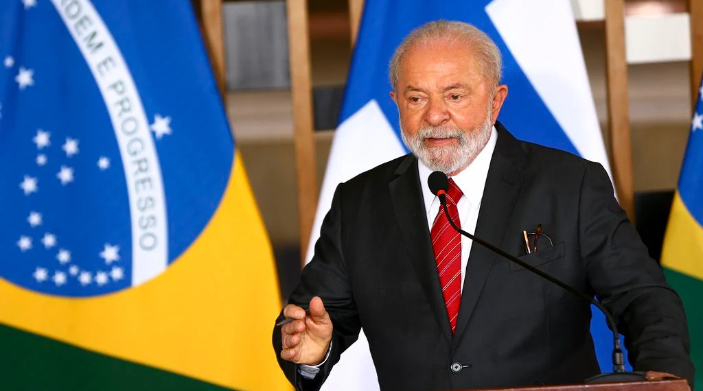 Lula diz que enfrenta o discurso do costume, da família e do patriotismo