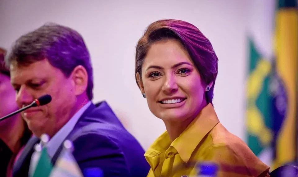 Com Bolsonaro inelegível, lideranças de direita já articulam eventual chapa entre Tarcísio de Freitas e Michelle Bolsonaro para 2026; veja outros nomes