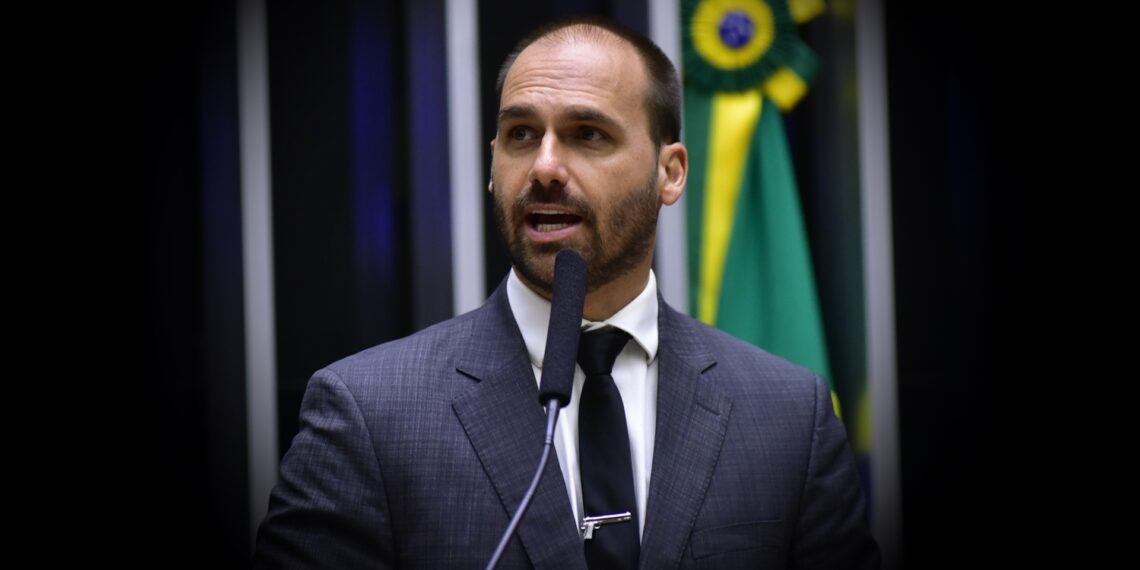 Eduardo Bolsonaro alfineta Tarcísio em publicação contra reforma tributária