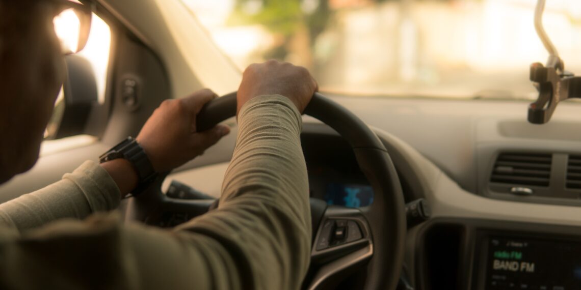 Justiça condena aplicativo por recusa de motorista a passageiro com roupas religiosas