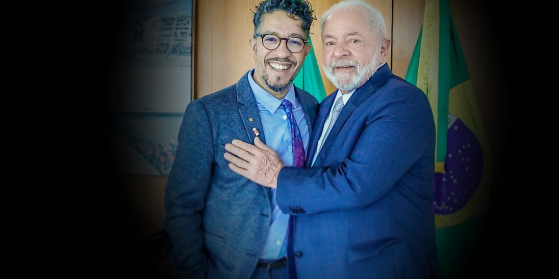 Braslia 06/07/2023 (DF) - O presidente Luiz Incio Lula da Silva (e) recebe em seu gabinete no Palcio do Planalto o ex deputado, Jean Wyllys (d).
