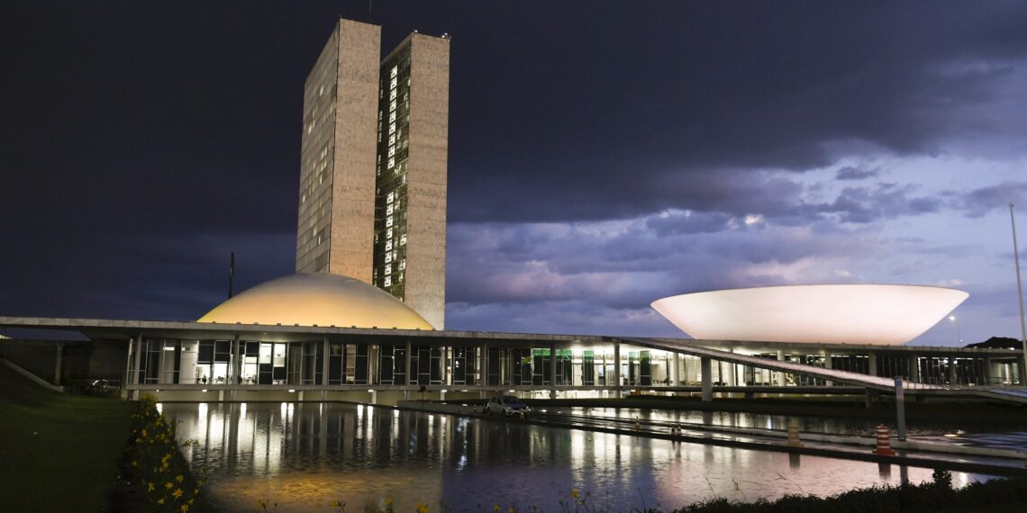 O palácio do Congresso Nacional fica iluminado de amarelo em apoio à campanha Maio Amarelo, que tem como objetivo alertar para o alto índice de mortos e feridos em acidentes de trânsito. Com o tema “No trânsito, escolha a vida”, o movimento chega a sua 10ª edição, trazendo ações que envolvem o Poder Público e entidades civis no debate de soluções para a segurança viária. De acordo com dados divulgados pela Organização Mundial da Saúde (OMS), acidentes de trânsito já se configuram como uma das principais causas de mortes no Brasil e no mundo, levando a mais de 1,35 milhão de óbitos anualmente, principalmente entre crianças e jovens de 5 a 29 anos.