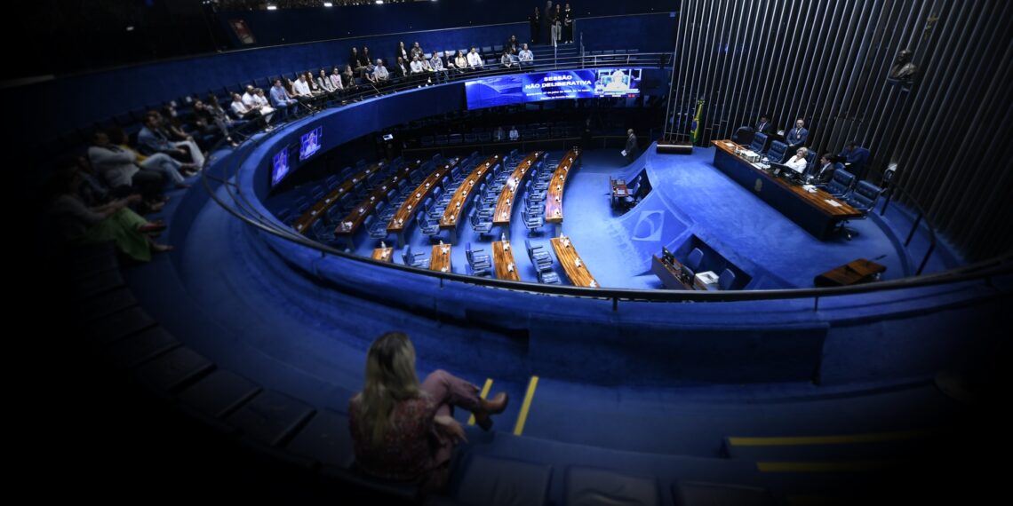 Plenário do Senado Federal durante sessão não deliberativa. Mesa: senadora Ivete da Silveira (MDB-SC), conduz sessão. secretário-geral adjunto da Mesa do Senado Federal, Ivan Furlan Falconi. Convidados acompanham sessão da galeria.