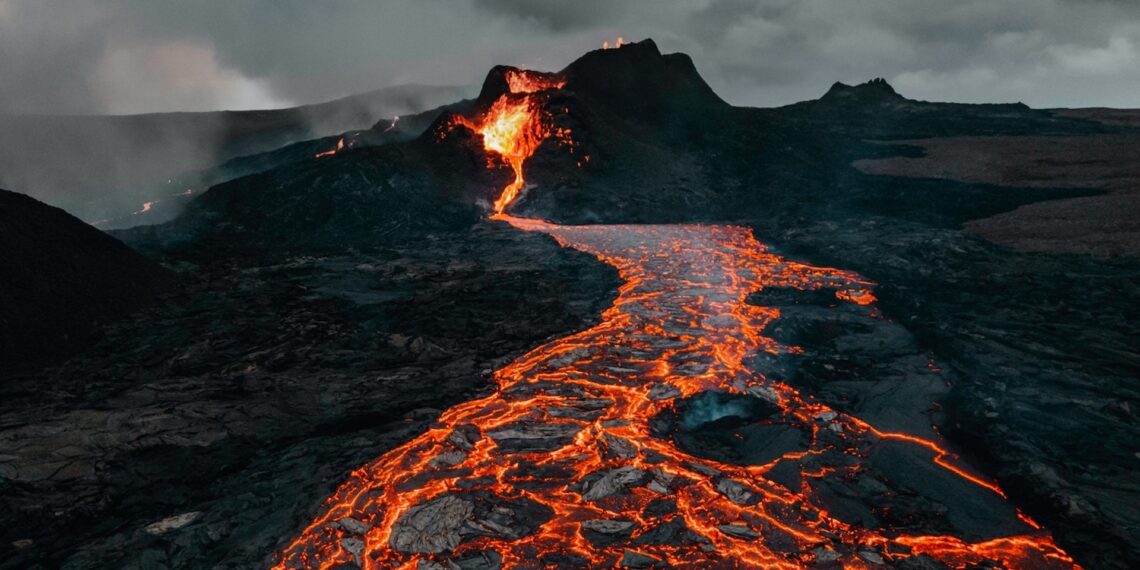 Vulcão em erupção perto da capital da Islândia está expelindo gás tóxico