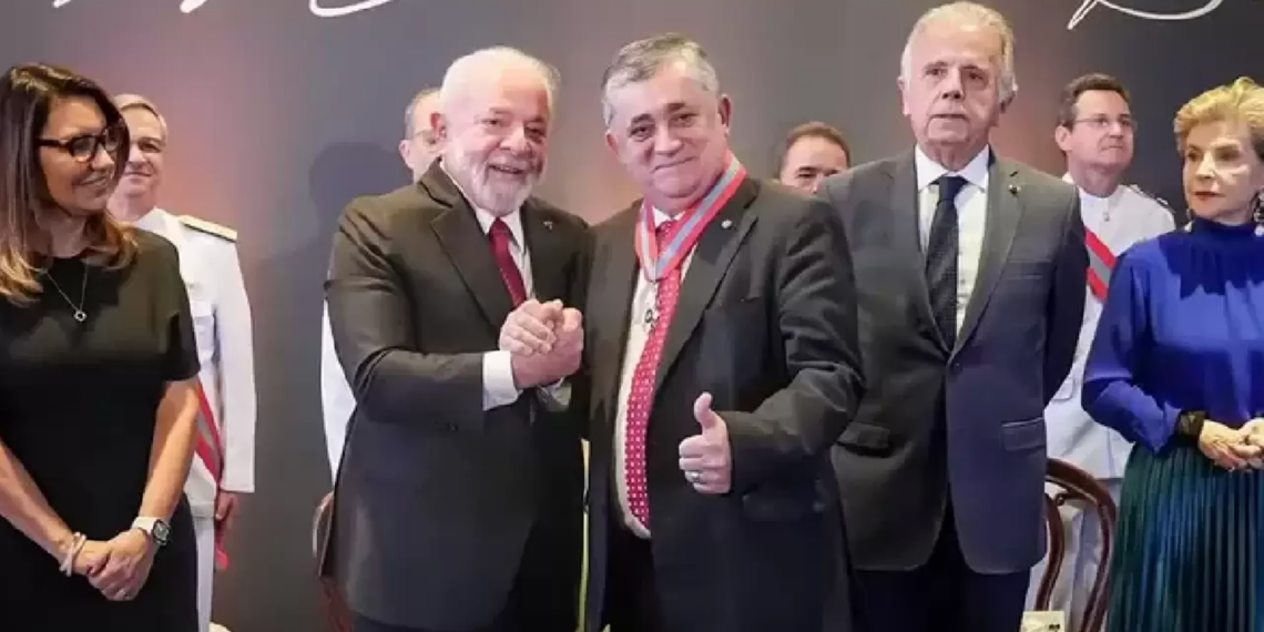 Marinha presta homenagem a deputado do PT conhecido pelo caso 'dólares na cueca'; José Guimarães e Lula