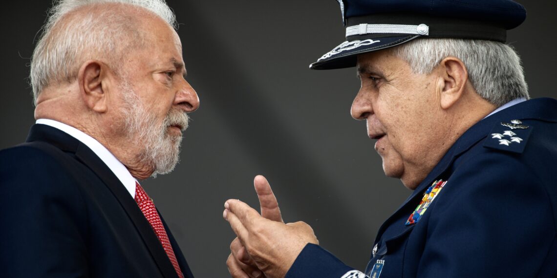 Brasília (DF), 19/04/2023 - O presidente Luiz Inácio Lula da Silva e o presidente do Superior Tribunal Militar, Joseli Parente Camelo, durante cerimônia comemorativa do Dia do Exército, no Quartel-General do Exército, em Brasília.