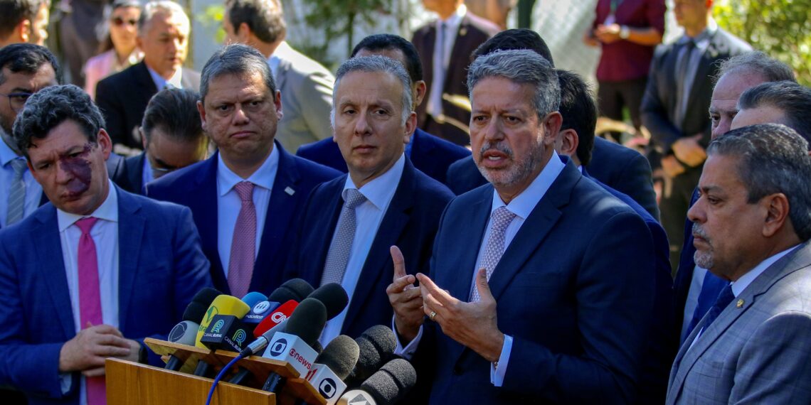 22/06/2023 - Brasília - O presidente da Câmara dos Deputados, Arthur Lira (PP-AL), fala a imprensa, após reunião com governadores, na Residência Oficial da Câmara.