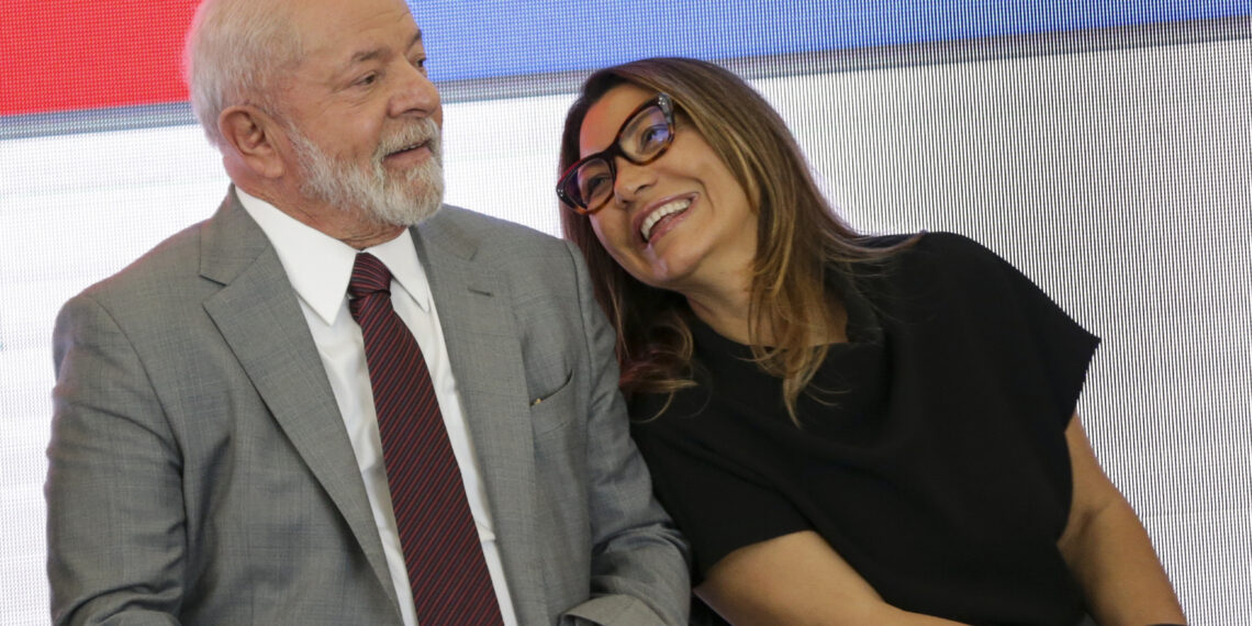 Brasília (DF), 12/07/2023 - O presidente Luiz Inácio Lula da Silva e a primeira-dama Janja Lula da Silva durante cerimônia de entrega de medalhas da Ordem Nacional do Mérito Científico; reinstalação do Conselho Nacional de Ciência e Tecnologia (CCT); e assinatura do decreto que convoca a 5ª Conferência Nacional de Ciência, Tecnologia e Inovação.