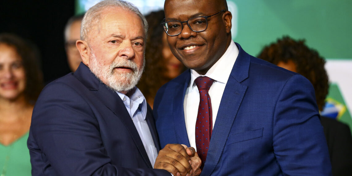 O presidente eleito, Luiz Inácio Lula da Silva, e o futuro ministro dos Direitos Humanos, Silvio Almeida, durante anúncio de novos ministros que comporão o governo.