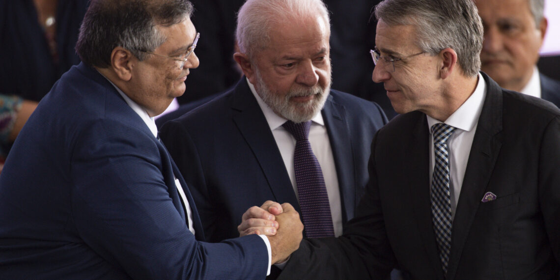 Brasília (DF), 21/07/2023 - O presidente Luiz Inácio Lula da Silva, o ministro da Justiça, Flávio Dino, e o prefeito de Blumenau, Mário Hildebrandt, durante lançamento do Programa de Ação na Segurança (PAS), no Palácio do Planalto.