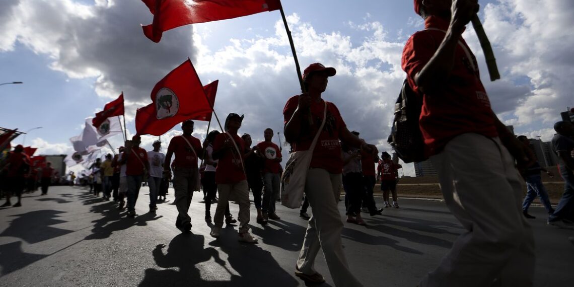 Integrantes do Movimento dos Trabalhadores Rurais Sem Terra (MST) e de outros segmentos sociais fazem ato público em apoio ao registro da candidatura de Luiz Inácio Lula da Silva à Presidência da República.