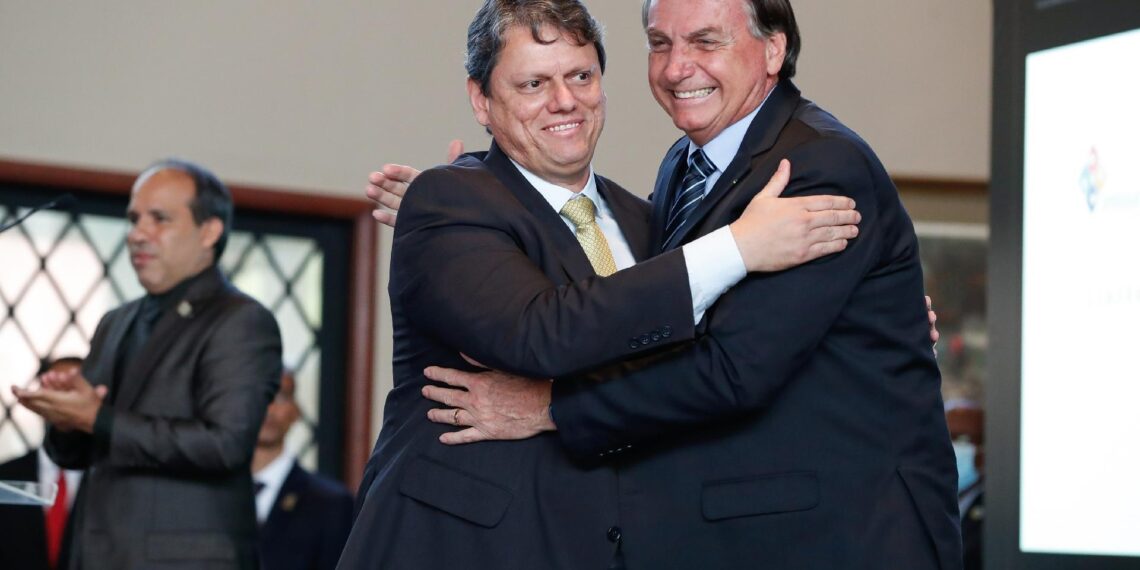 Tarcísio de Freitas abraçando Jair Bolsonaro