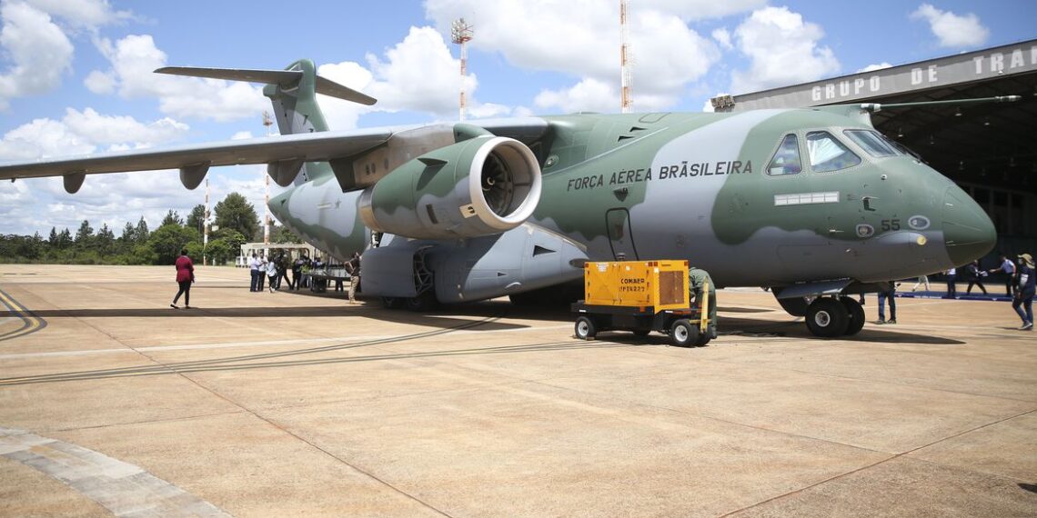 O Governo Federal envia, nesta segunda-feira (7), de Brasília a Varsóvia, na Polônia, aeronave KC-390 Millennium da Força Aérea Brasileira para cumprir missão de resgate dos brasileiros que deixaram a Ucrânia