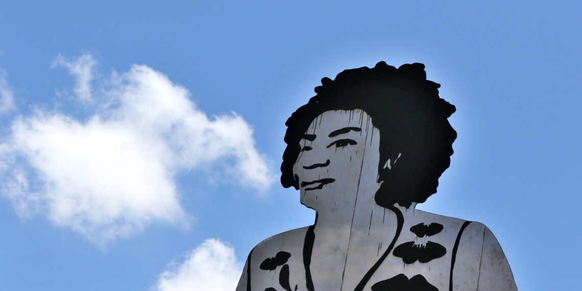 Rio de Janeiro (RJ), 14/03/2023 - Escultura de 11 metros de altura em homenagem a Mrielle Franco, do artista plástico Paulo Nazareth, no pilotis do Museu de Arte do Rio, zona portuária do Rio.