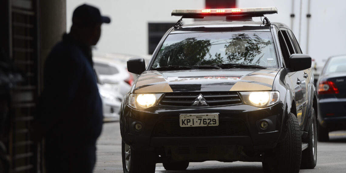 Rio de Janeiro - A Polícia Federal e a Receita Federal deflagraram nesta manhã os trabalhos da 30ª fase da Operação Lava Jato, a operação Vício. Na foto carros da Polícia Federal chegam com malotes e computadores na sede da polícia, região portuária do Rio (Tânia Rêgo/Agência Brasil)