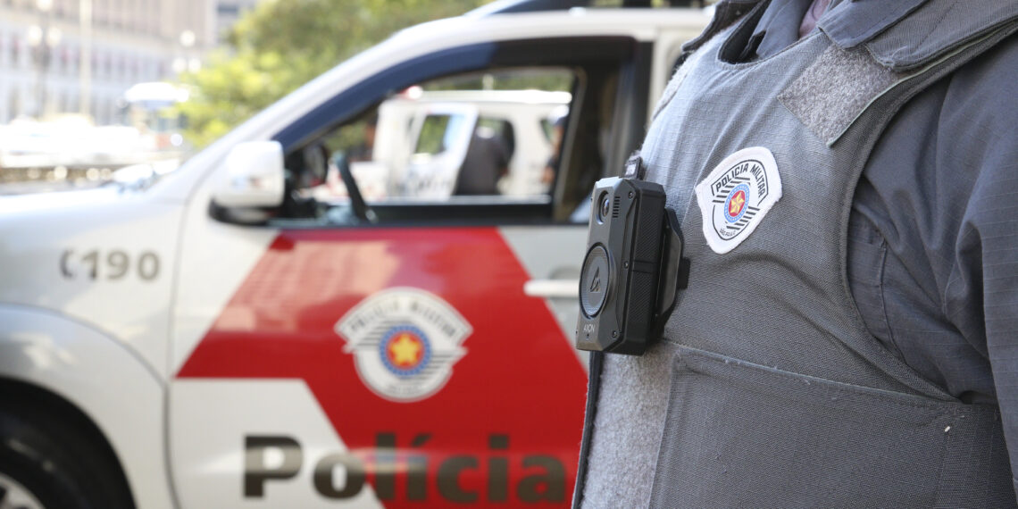 Uso de câmeras acopladas aos uniformes de policiais militares do estado de São Paulo para registro das suas ações, implementada em 18 unidades, ajudou a reduzir violência policial,trazendo resultados emblemáticos.