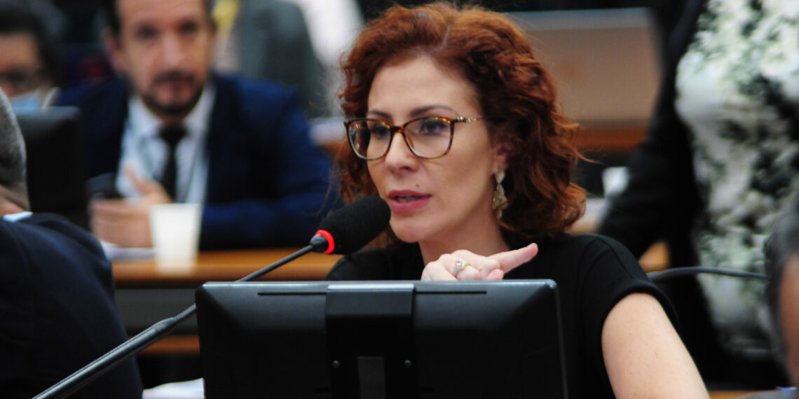 Moraes autoriza apreensão de armas, passaporte, celular e bens de Carla Zambelli