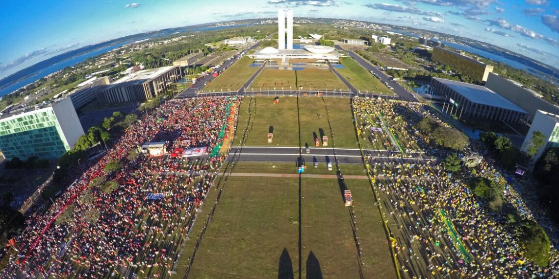 Brasileiros que se declaram de direita são o dobro dos que dizem ser de esquerda, aponta pesquisa