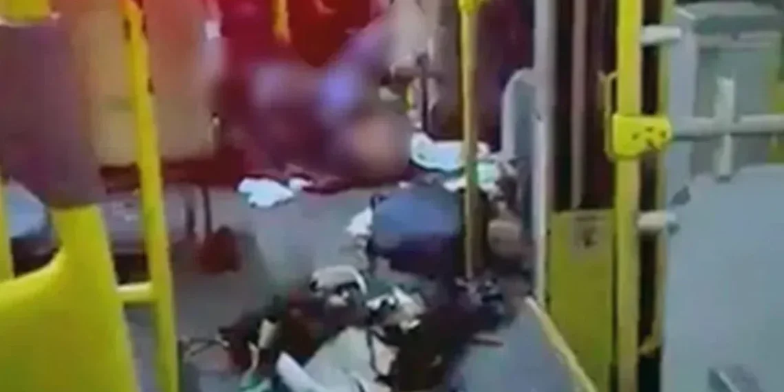 No Rio de Janeiro, narcoterroristas atacam ônibus circular e jogam explosivo contra trabalhadores 1