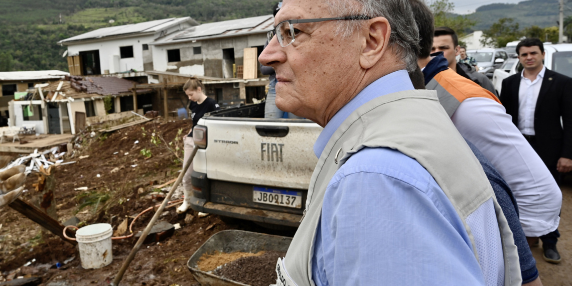Seis dias após tragédia no Rio Grande do Sul, Alckmin desembarca no estado gaúcho