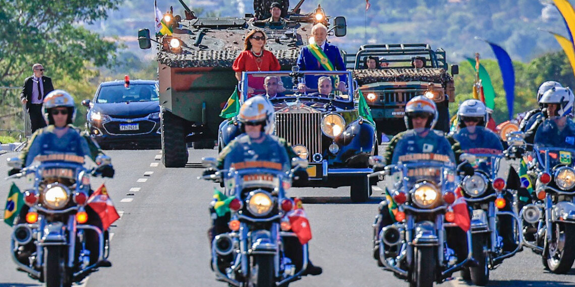 Janja usa vermelho em desfile cívico, cor que não consta na bandeira do Brasil