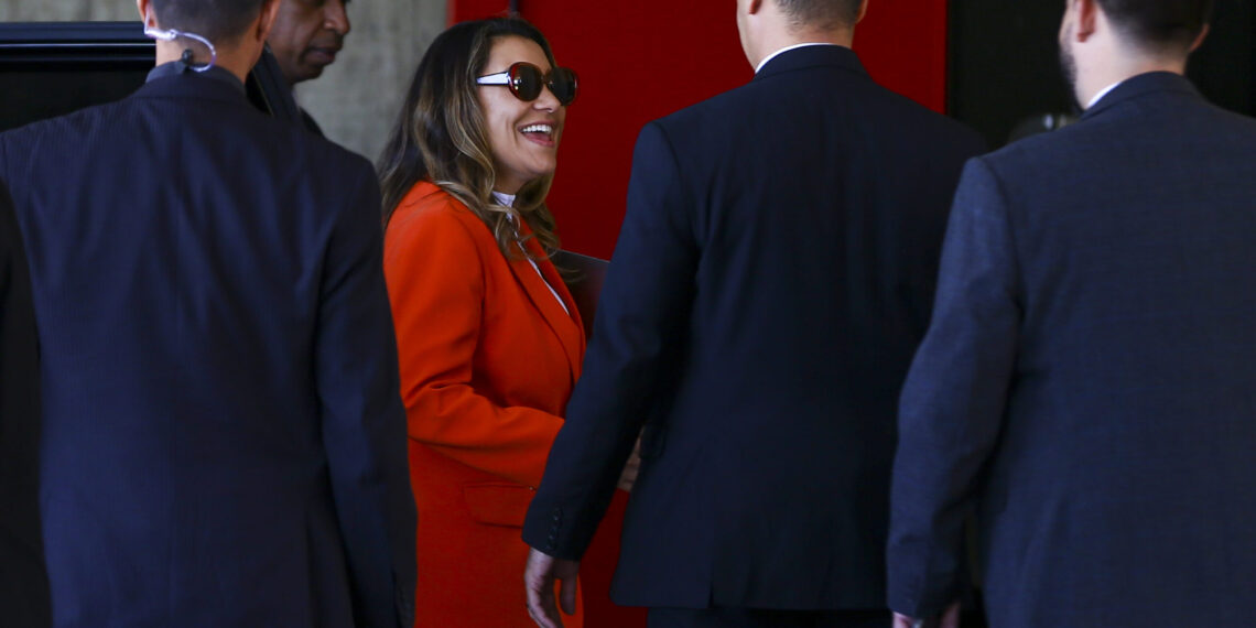 A esposa do presidente eleito Luís Inácio Lula da Silva, Rosângela da Silva, chega ao Centro Cultural Banco do Brasil.