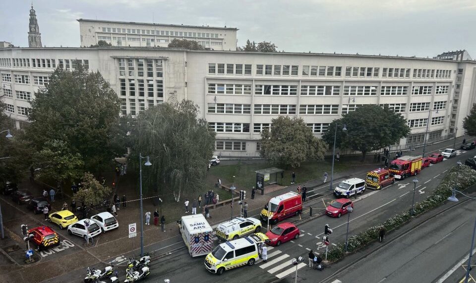 Homem entra em escola da França, grita ‘Allahu Akbar’ e mata professor à facada 1