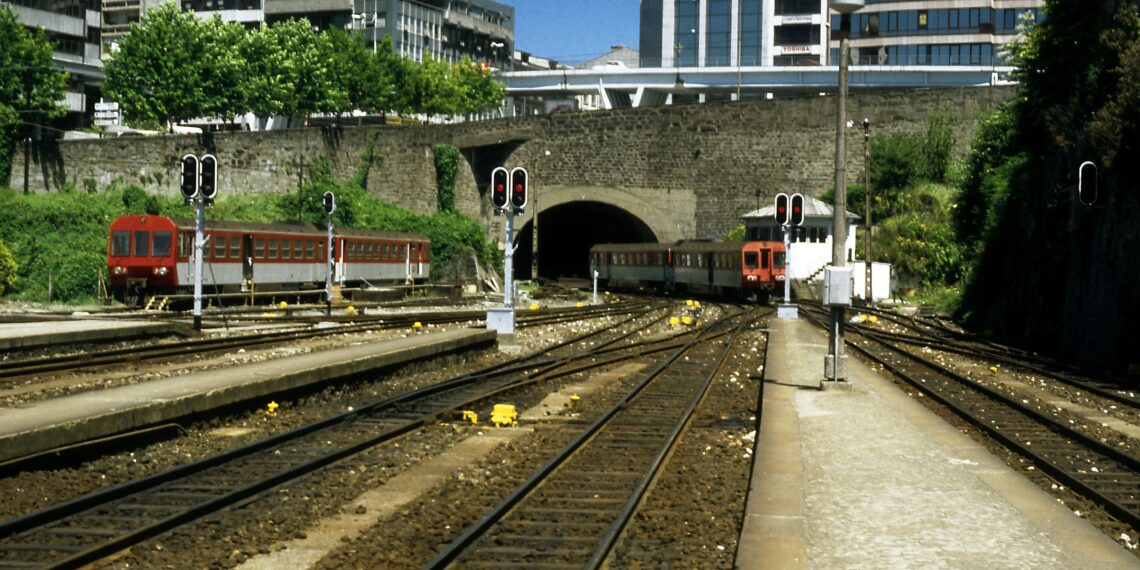 Em Portugal, estação do metrô da Trindade, em Porto, é evacuada após ameaça de bomba 1