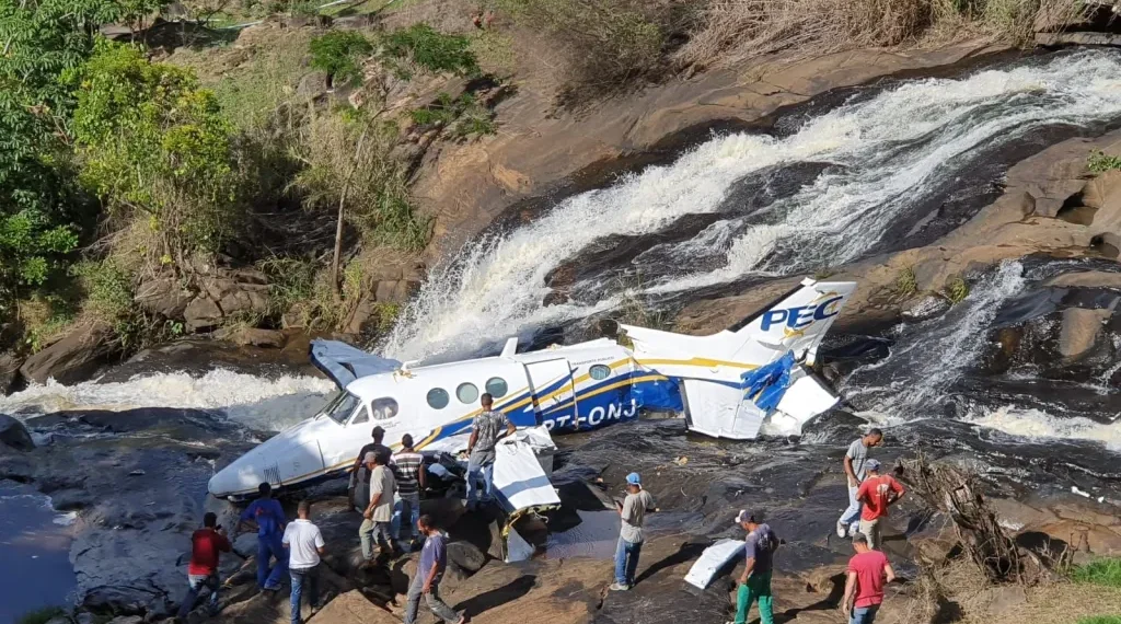 Polícia responsabiliza pilotos por queda de avião que matou Marília Mendonça e equipe