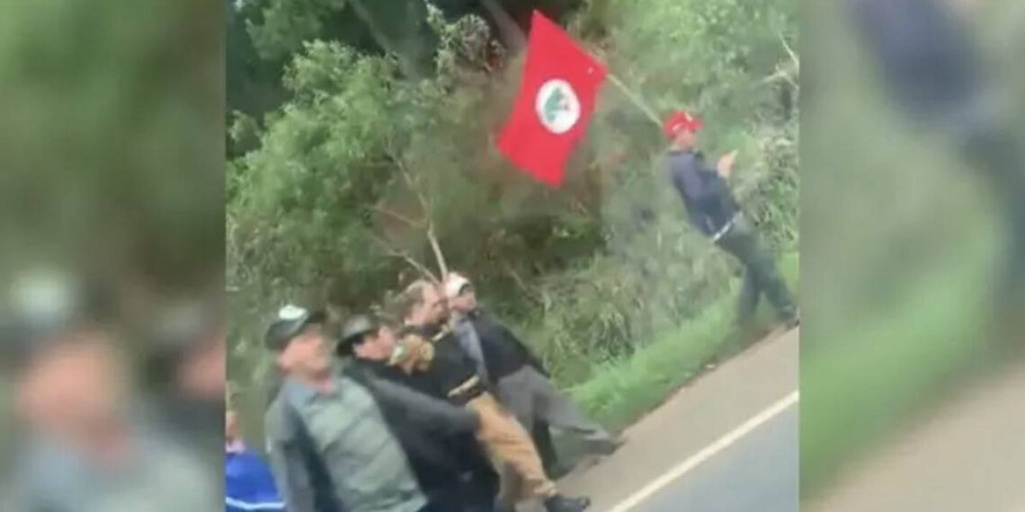Integrantes do MST fecham rodovia e rendem policiais militares no Paraná 1