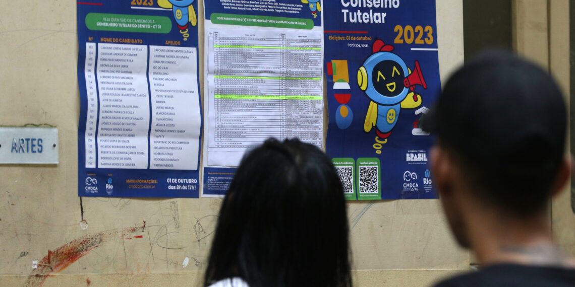 Rio de Janeiro (RJ), 01/10/2023 - Eleitores comparecem em posto de votação de eleição para conselhos tutelares, na Escola Municipal Celestino da Silva, região central da cidade. Foto:Tânia Rêgo/Agência Brasil
