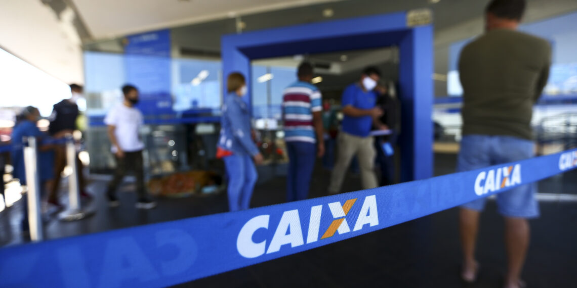 Fila para entrada em agência da Caixa, em Brasília.