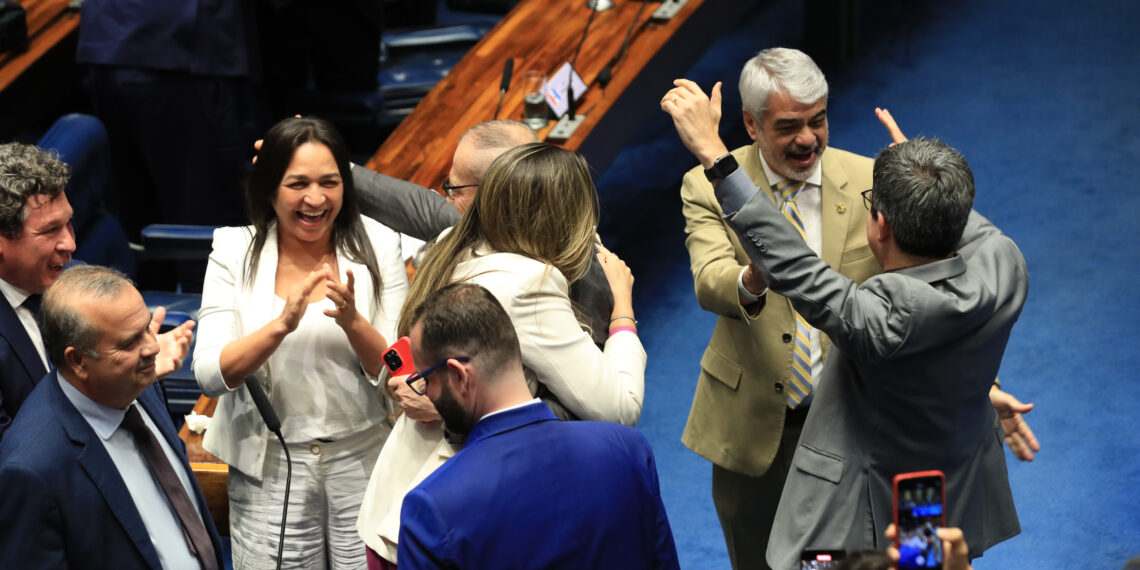 Brasília (DF) 08/11/2023  Sessão que votou em  primeiro turno, a proposta de emenda à Constituição (PEC 45/2019) da reforma tributária. ( Senadores governistas comemoram a votação) .Foto Lula Marques/ Agência Brasil