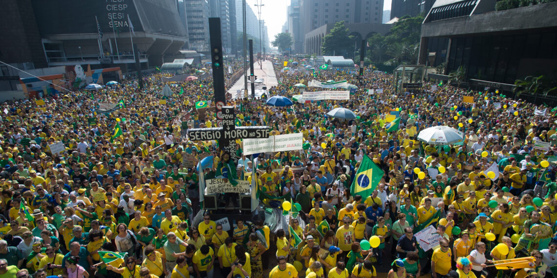 Manifestantes fazem ato contra a corrupção e contra o governo na Avenida Paulista (Marcelo Camargo/Agência Brasil)