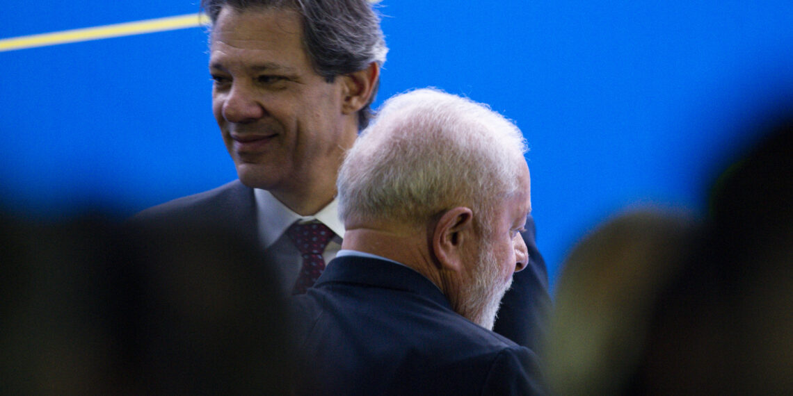 Brasília (DF), 07/11/2023 - O ministro da Fazenda, Fernando Haddad, e o presidente Luiz Inácio Lula da Silva durante a abertura do 6º Brasil Investment Forum (BIF 2023), no Palácio Itamaraty. O evento reúne ministros e representantes do setor empresarial para discutir as oportunidades no Brasil para investidores estrangeiros. Foto: Marcelo Camargo/Agência Brasil