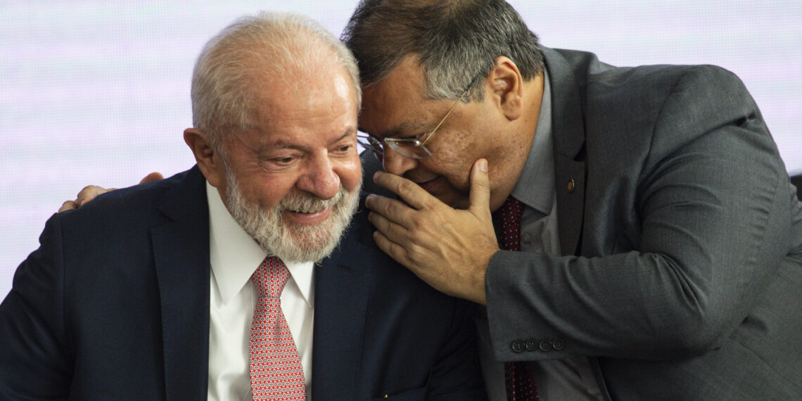 Brasília (DF), 27/09/2023 - O presidente da República, Luiz Inácio Lula da Silva, e o ministro da Justiça, Flávio Dino, durante p lançamento das Seleções do Novo PAC, que abrange a abertura de editais para a seleção de outros projetos prioritários de estados e municípios em diversas áreas. Foto: Marcelo Camargo/Agência Brasil