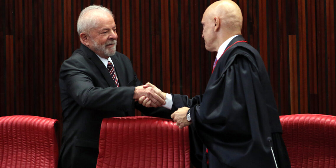 O presidente eleito, Luiz Inácio Lula da Silva e o presidente do TSE, Alexandre de Moraes, durante a cerimônia de diplomação na sede do TSE