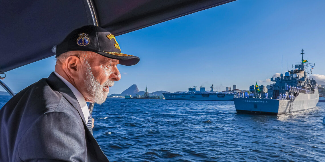 Rio de Janeiro (RJ), 13.12.2023 - Presidente da República, Luiz Inácio Lula da Silva, participa de cerimônia alusiva ao Dia do Marinheiro e passa em revista naval a navios ancorados no cais do III COMAR. Rio de Janeiro. Foto: Ricardo Stuckert/PR